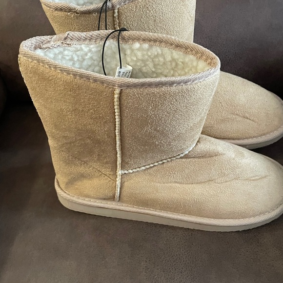 Women’s Beige Boot with Faux Lining - Picture 3 of 5